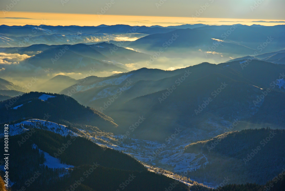 Obraz premium Misty mountain landscape from the top