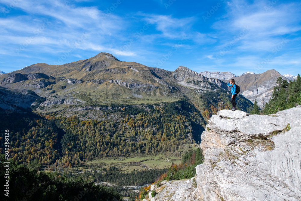 Fototapeta premium Randonneuse qui contemple la montagne