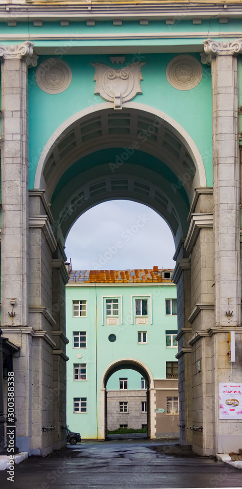 Obraz premium Arch entrance in old building