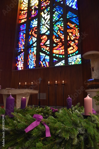 Adventskranz in modernem Kirchenraum