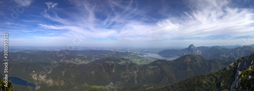 Panoramablick vom Feuerkogel auf die Salzkammergutberge und Traunsee im Herbst