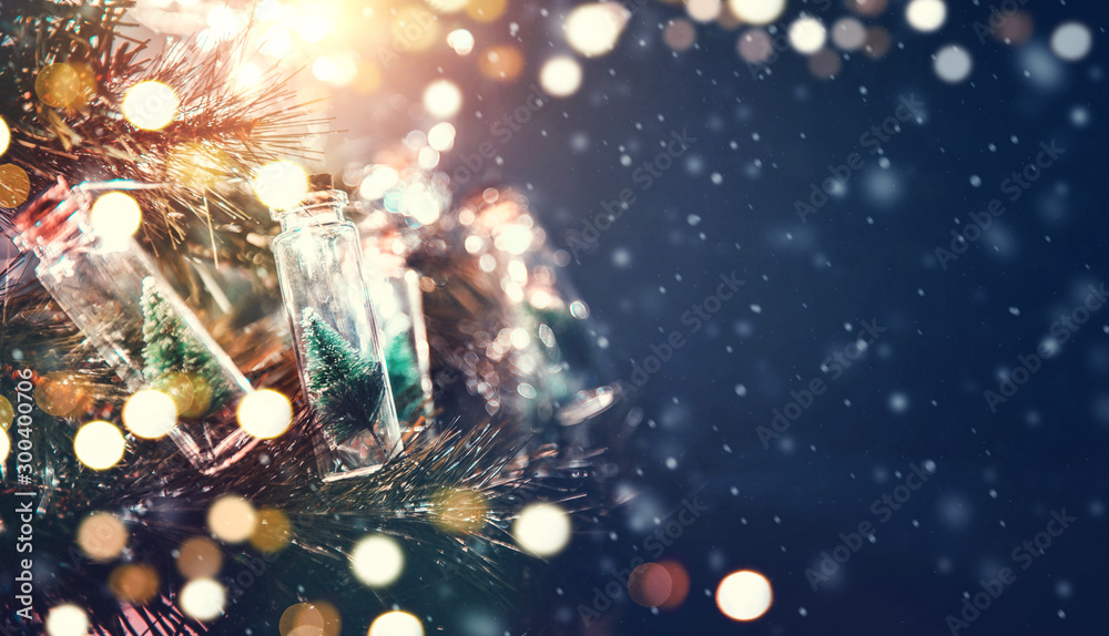 Fototapeta Wesołych Świąt i szczęśliwego nowego roku koncepcja, bliska, elegancka choinka w szklanym słoju dekoracji.