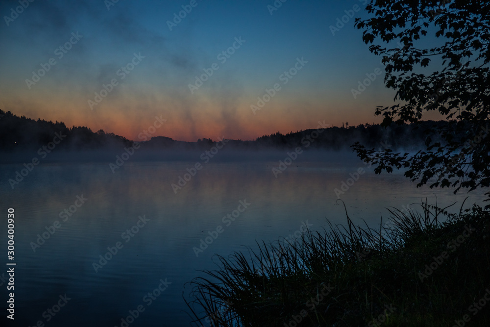 Fototapeta premium Blaue Stunde Morgennebel am Untreusee