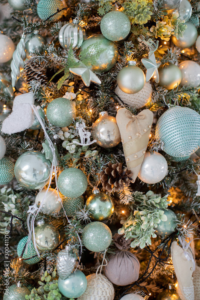 Obraz premium Decorated Christmas tree on blurred, sparkling and fairy background