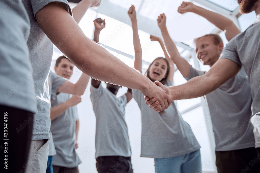 Obraz premium young people congratulating each other on the victory