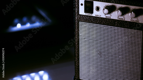 Mini amplificador en primer plano aislado. Luz blanca directa sobre el objeto. Fondo negro.