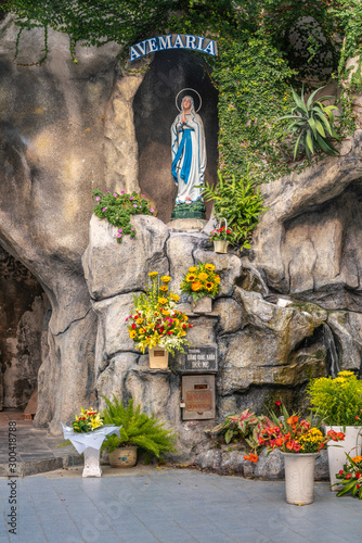 Φωτογραφία Da Nang, Vietnam - March 10, 2019: Closeup of Holy Virgin Mary in grotto outside Cathedral