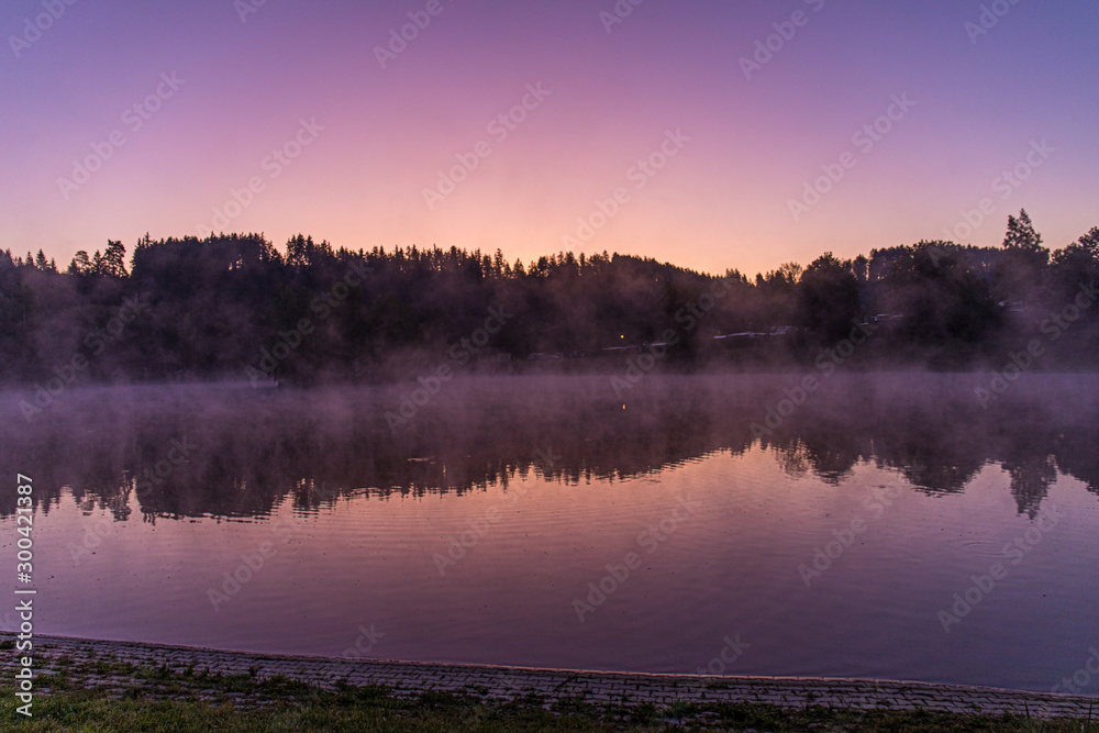 Fototapeta premium Sonnenaufgang am Auensee