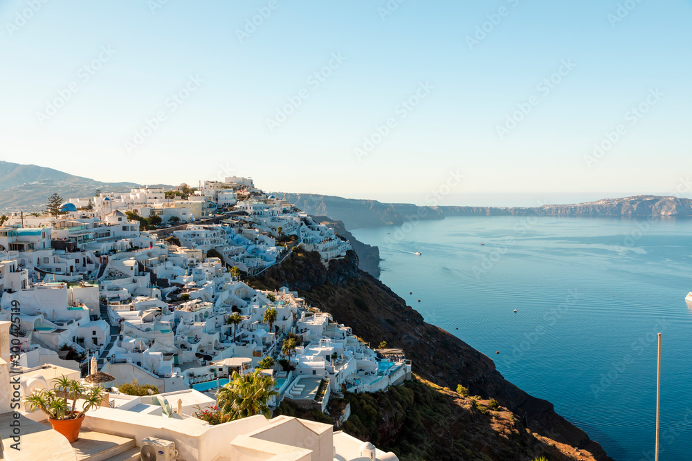 Obraz premium Small villages of white buildings with the ocean in the background on Santorini Island in Greece.