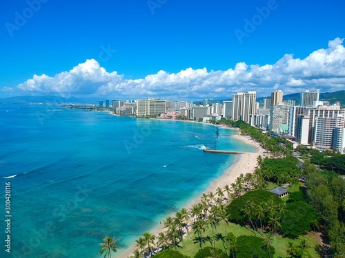 Aerial view of Waikiki beach © Elias Bitar