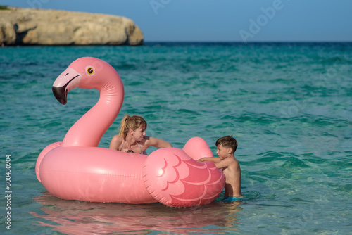 Foto Mom and son enjoy summer holidays