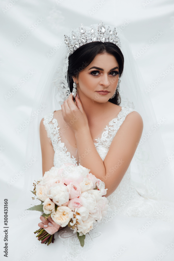 V Plunge White dress & Gold heart tube jacquard by iLook ( Makeup & Couture  ) | Bridestory.com