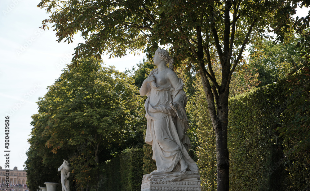 estatua en los jardines del palacio de versalles