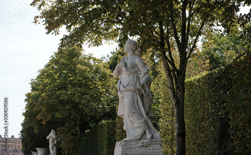 estatua en los jardines del palacio de versalles