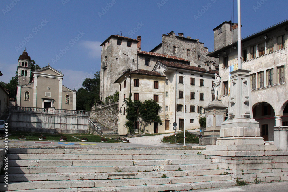 Feltre: piazza Maggiore con la chiesa dei Santi Rocco e Sebastiano, le fontane Lombardesche e il castello di Alboino