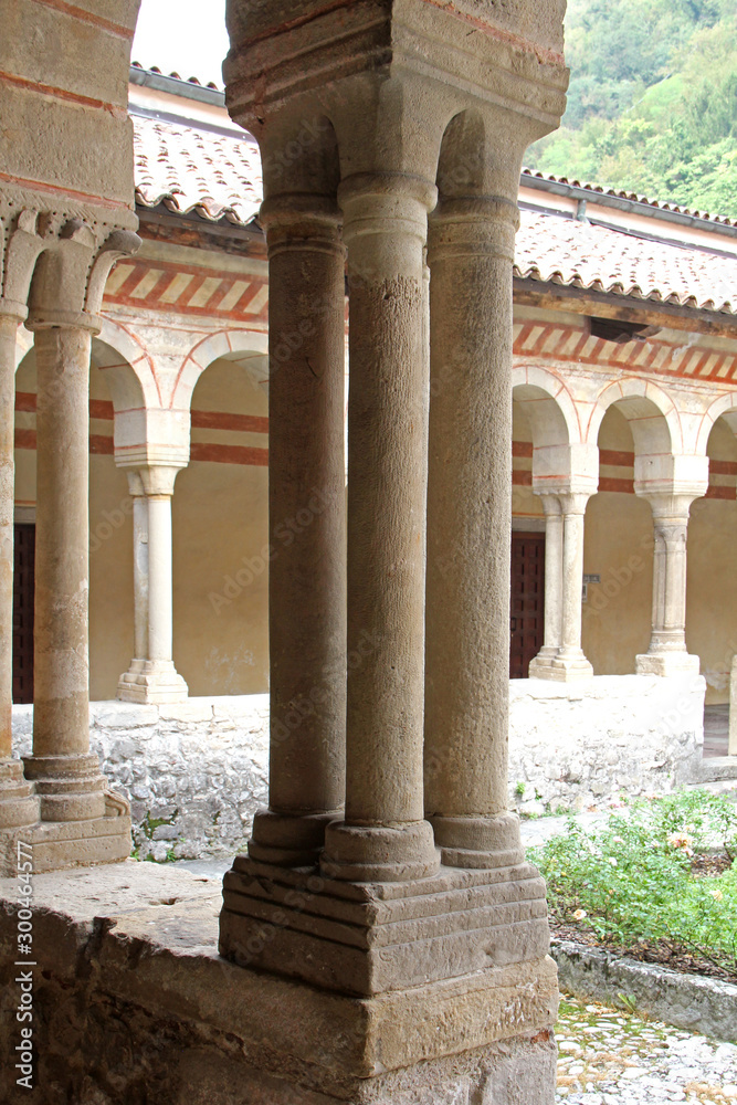 Obraz premium Abbazia cistercense di Santa Maria di Follina: colonna del chiostro a quattro steli