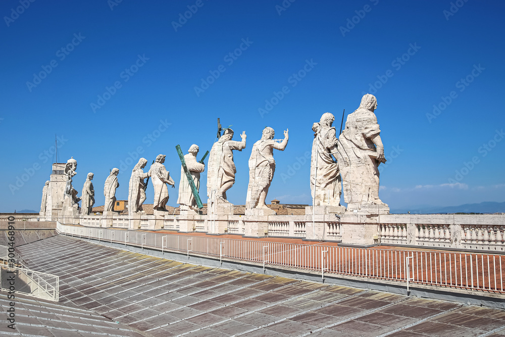 Obraz premium Statues of Jesus Christ, John the Baptist and 11 apostles on the roof of St. Peter's Cathedral