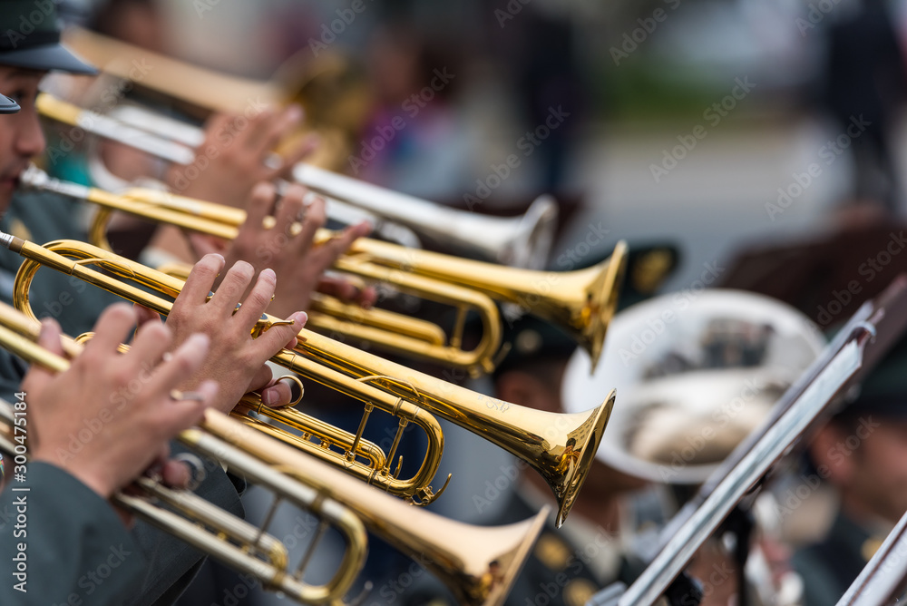 Obraz premium Gra na trąbce