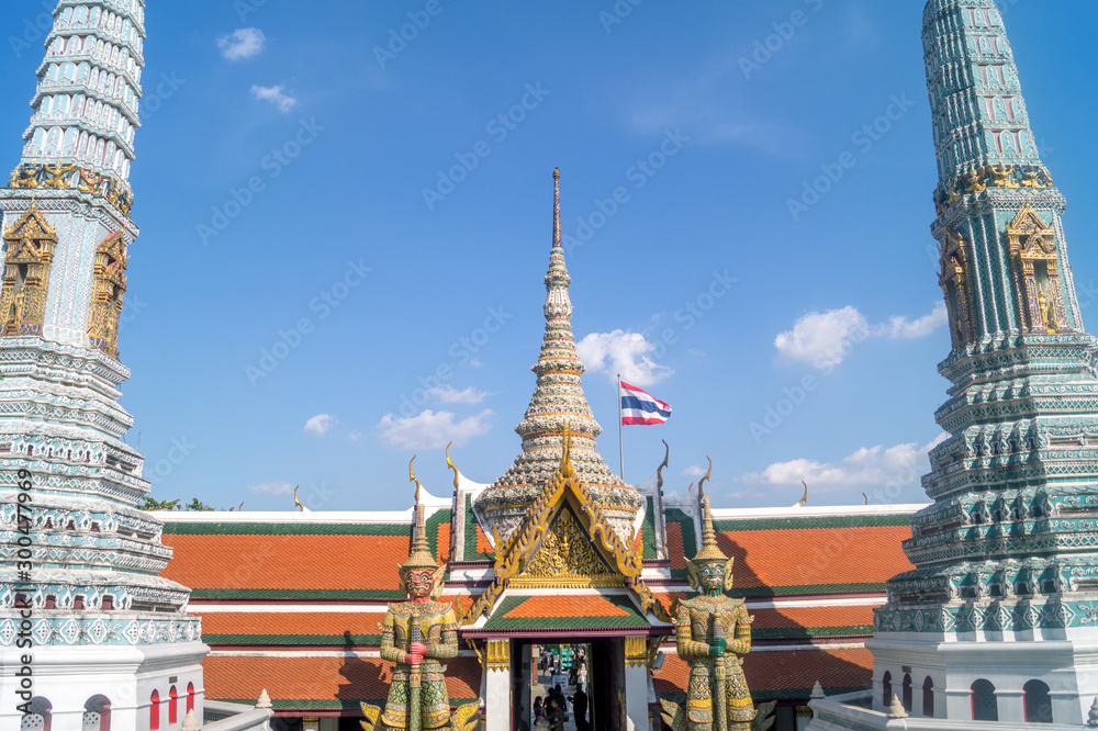 Fototapeta premium buddhist temple in bangkok thailand