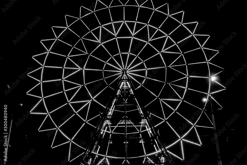 Obraz premium Russia, Novosibirsk, October-31, 2019. Ferris wheel with illumination on dark background