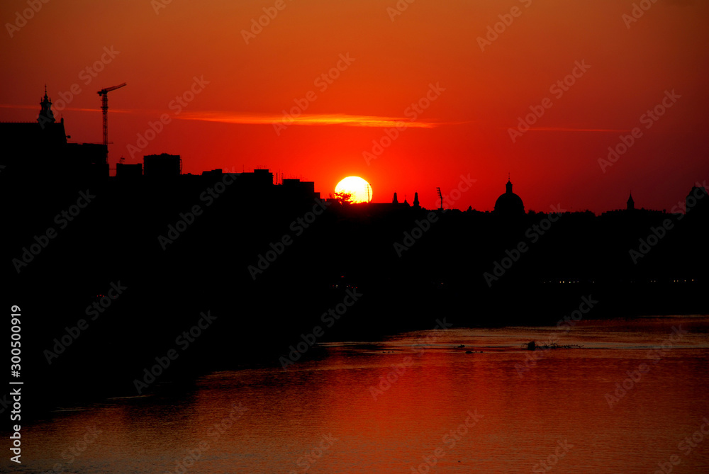 Zachodzące na czerwono słońce w Warszawie