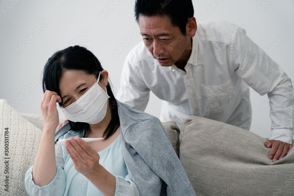 体温計を見る妻 体温計を見る妻