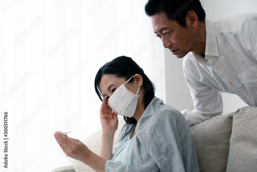 体温計を見る妻 体温計を見る妻