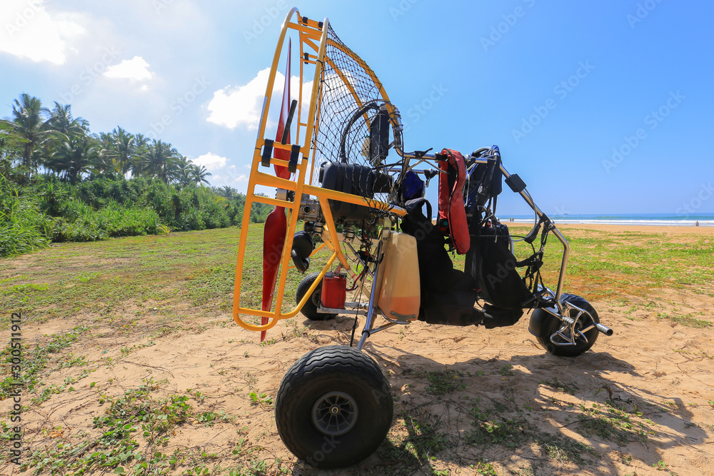 Obraz premium Moto paraglider on the beach