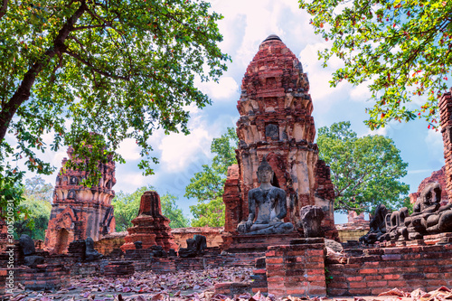 Obraz na płótnie Crumbling structures at the ancient historic city of Ayutthaya w salonie