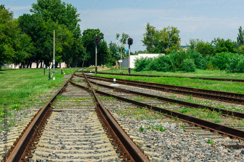Obraz premium Railroad with an arrow. The rails are connected. The concept of fast delivery. Economical transport