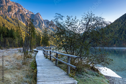 Morgenlicht am Antholzer See, Südtirol, im Herbst photo