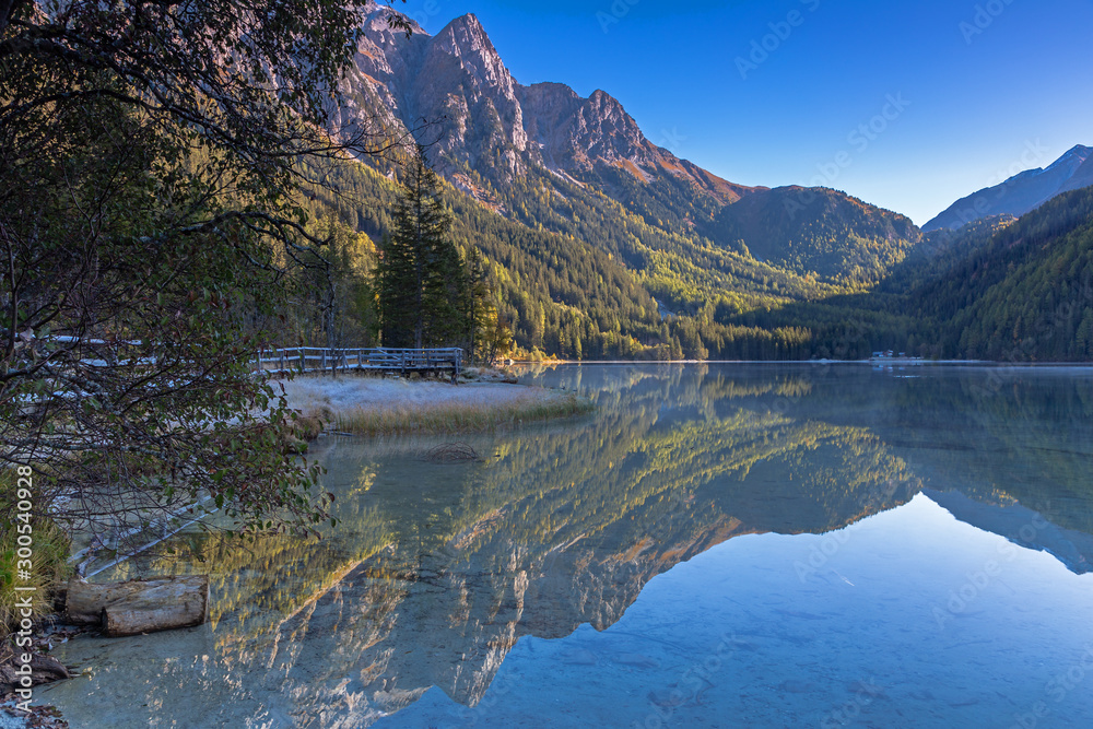 Morgenlicht am Antholzer See, Südtirol, im Herbst