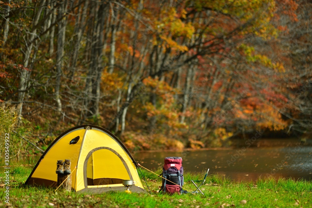 秋・湖畔のキャンプ