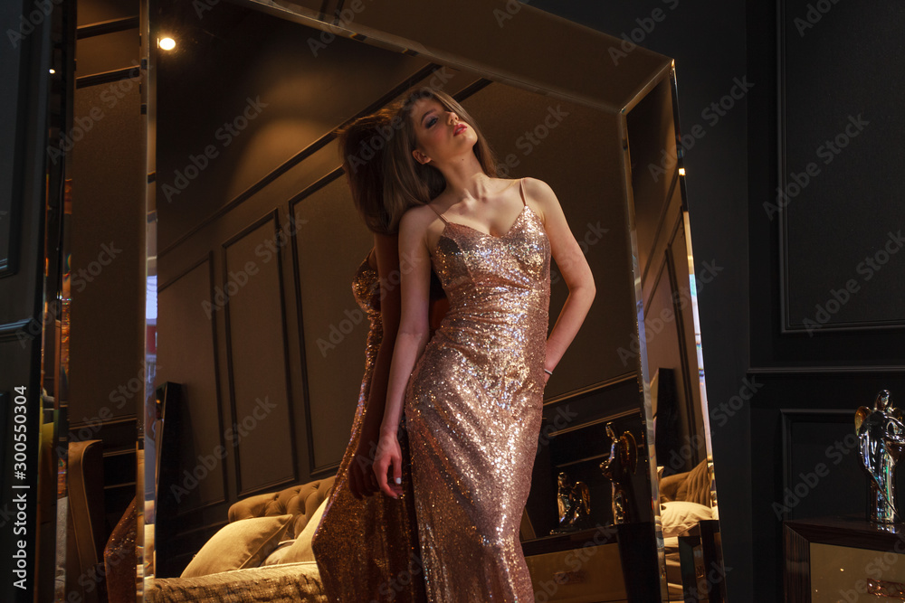 Φωτογραφία Glamorous interior golden mirror. Fashion Beautiful young woman