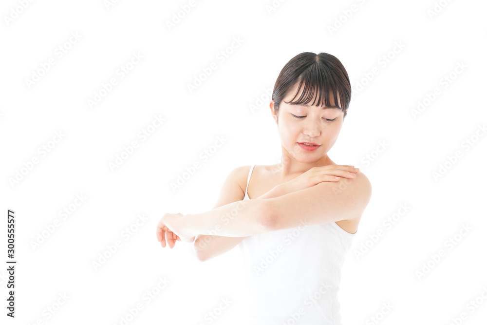乾燥肌の対策をする若い女性 乾燥肌の対策をする若い女性