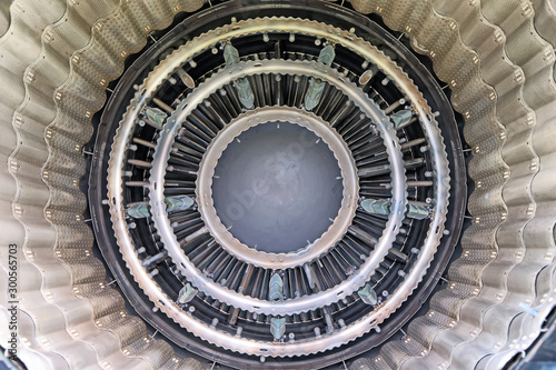 Foto airplane jet engine interior gas exhaust pipe against aircraft motor parts background