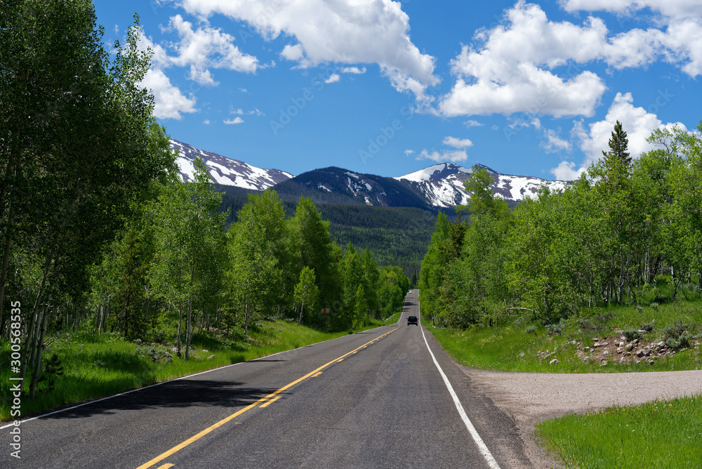 Fototapeta premium Mirror Lake Scenic Byway between Wyoming and Utah
