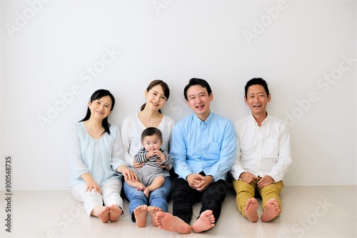 幸せな三世代家族 Stock Photo Adobe Stock