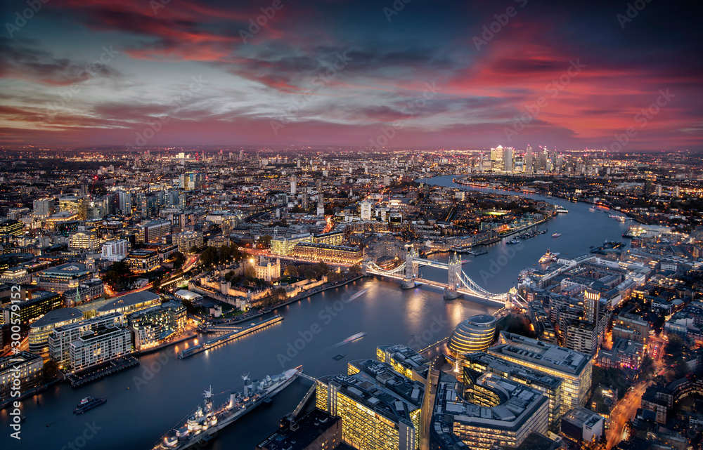 Blick über London: die beleuchtete Skyline von der Tower Brücke entlang der Themse zu den Wolkenkratzern von Canary Wharf am Abend