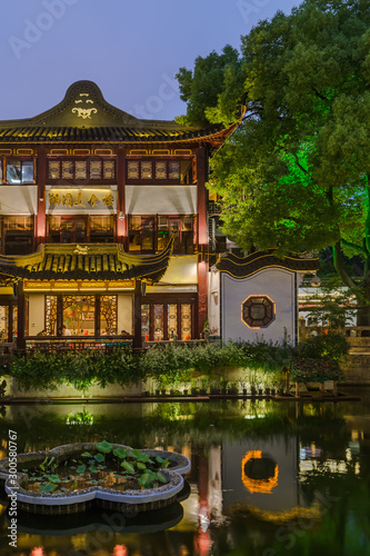 Canvas Print Shanghai, China - May 22, 2018: Old street near Yuyuan garden (Garden of Happine