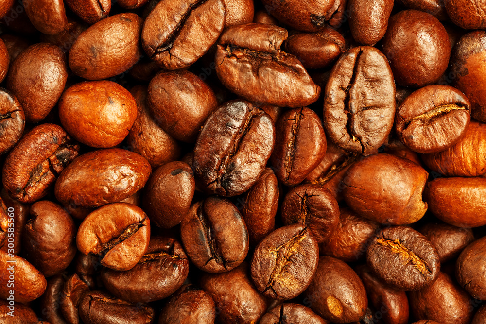 Naklejka premium Fresh and aromatic roasted coffee beans, can be used as background.