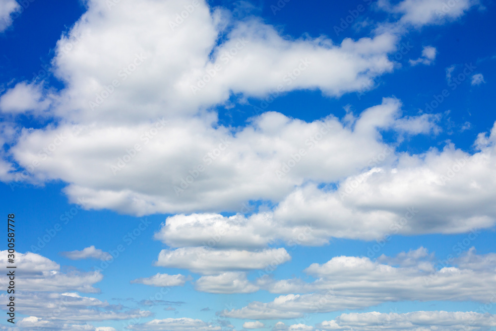 Fototapeta premium The blue sky is full of beautiful white clouds.