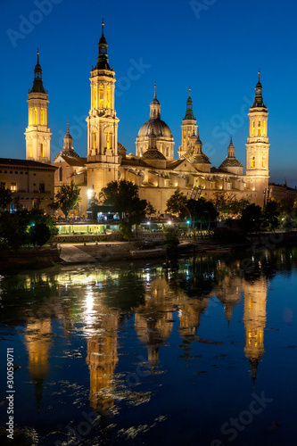 Basílica del Pilar junto al río Ebro © LuisJavier