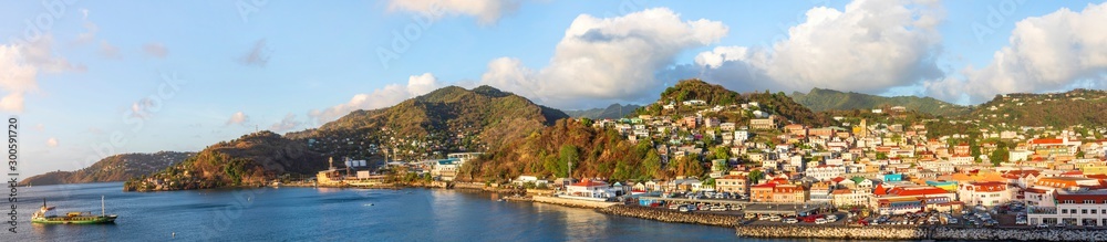 Grenada mit Blick auf St. George’s die Hauptstadt des Inselstaates Grenada in der Karibik, Panorama. - obrazy, fototapety, plakaty 