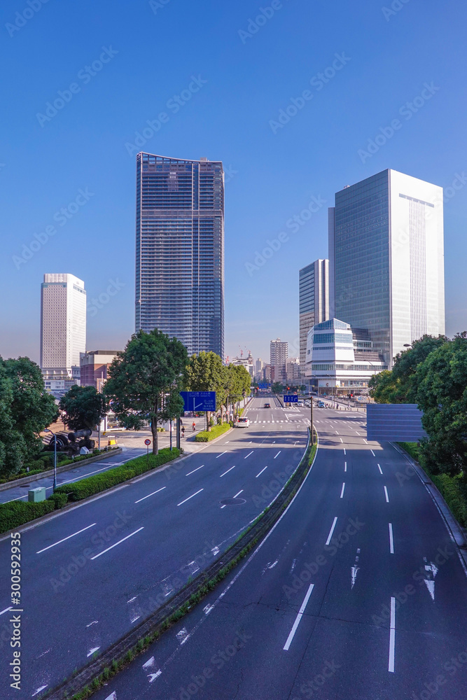 Obraz premium 横浜みなとみらい大通り、完成間近の高層ビル群