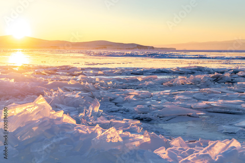 Kolorowy zachód słońca nad kryształowym lodem jeziora Bajkał