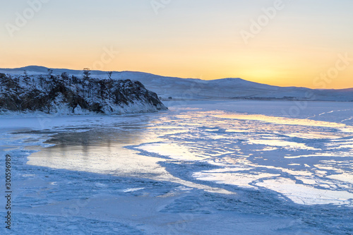 Kolorowy zachód słońca nad kryształowym lodem jeziora Bajkał