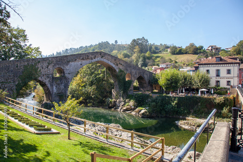 Wallpaper Mural Panorámica del Puente Romano de Cangas de Onís Torontodigital.ca