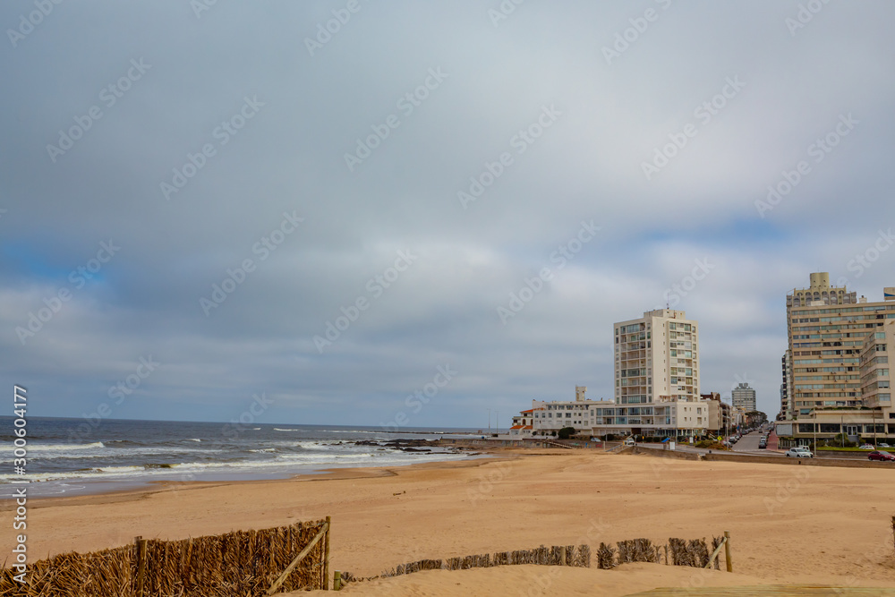Obraz premium Dia nublado na praia de Punta del Leste, Uruguay
