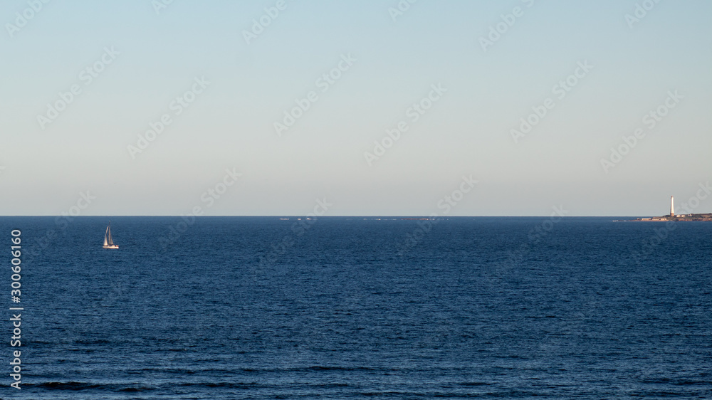 	 Veleiro no mar azul próximo da Ilha dos Lobos, Punta del Leste, Uruguai	